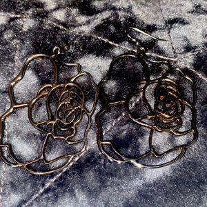 Rose’s antique gold hue.
Earrings